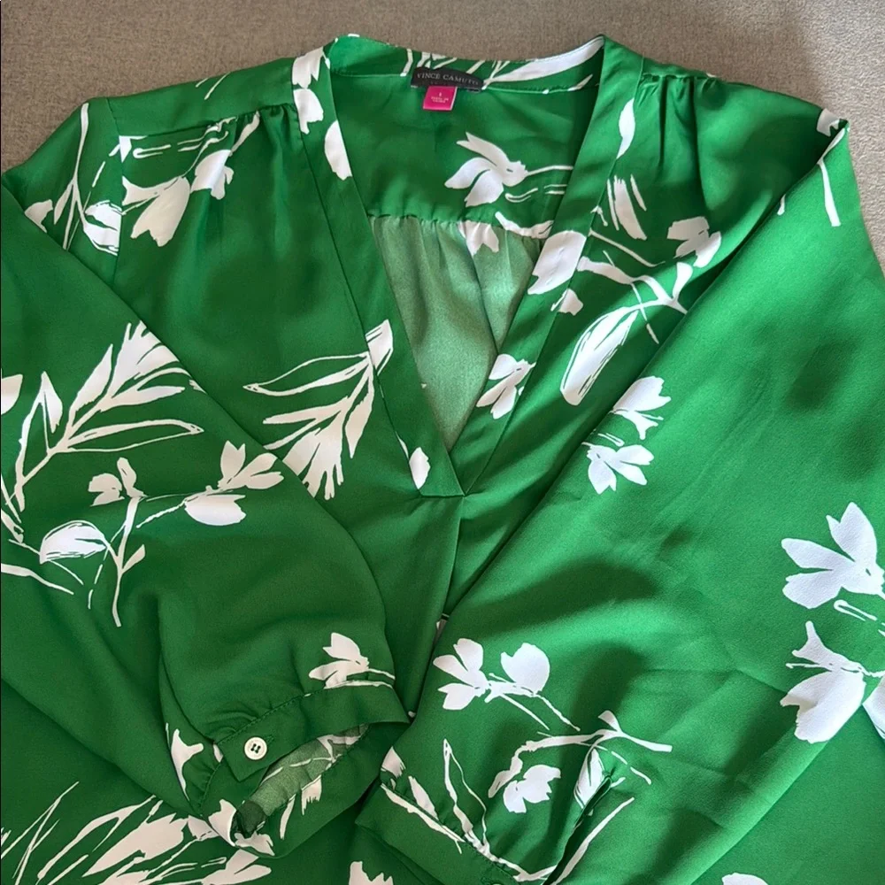 Vince Camuto Green and White Patterned Blouse - Picture 1 of 2